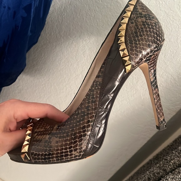 Michael Kors studded snakeskin peep toe pumps size 9 - Picture 2 of 4